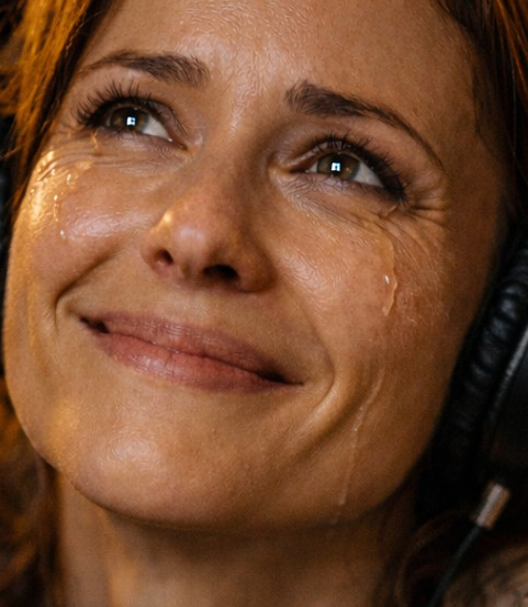 Pessoa emocionada ouvindo música